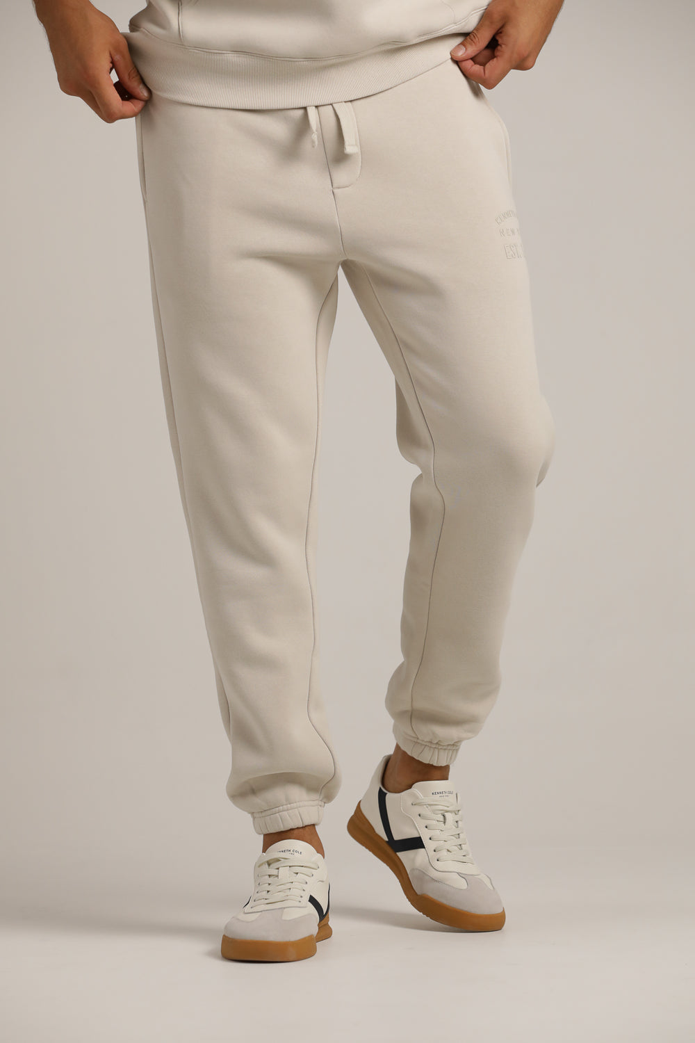 מכנסיים ארוכים עם הדפס לוגו לגברים | קנת קול