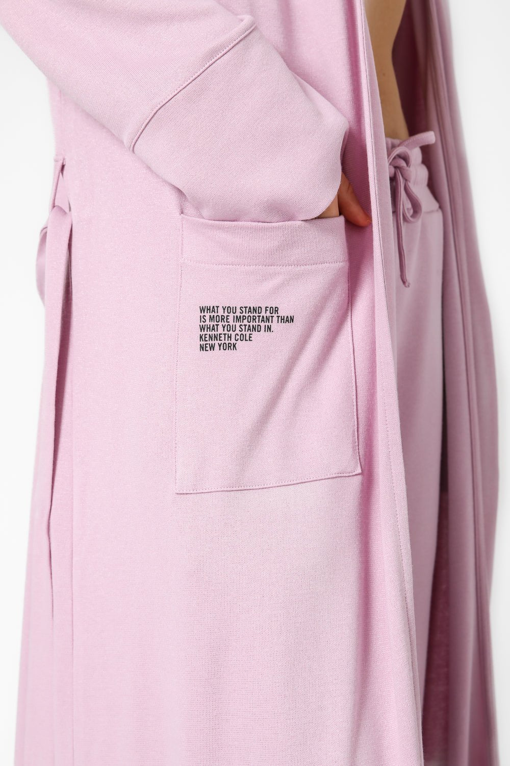 KENNETH COLE - קרדיגן לאונג' ארוך בצבע ורוד עם הדפס לוגו - MASHBIR//365