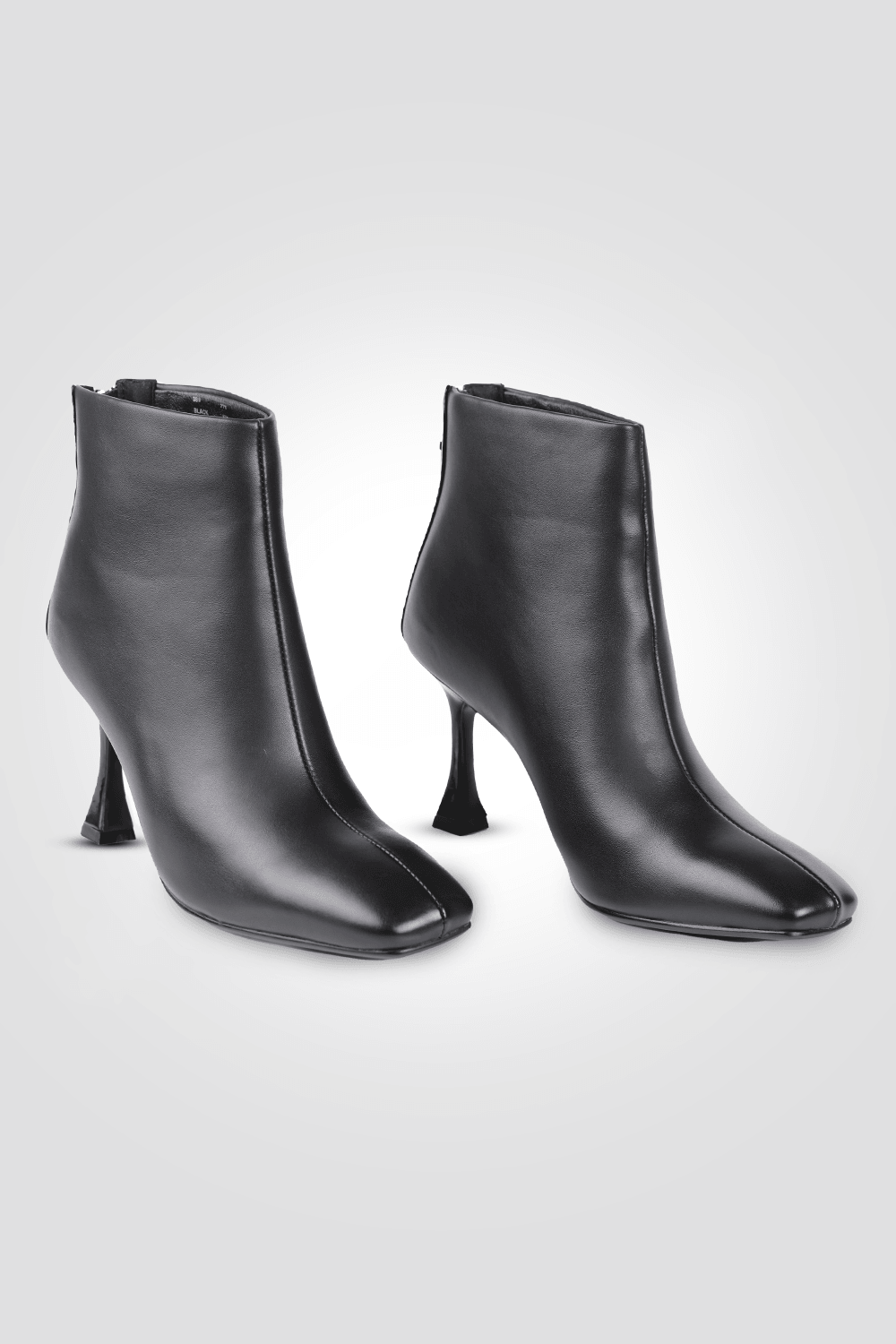 KENNETH COLE - מגפוני עקב לנשים בצבע שחור - MASHBIR//365