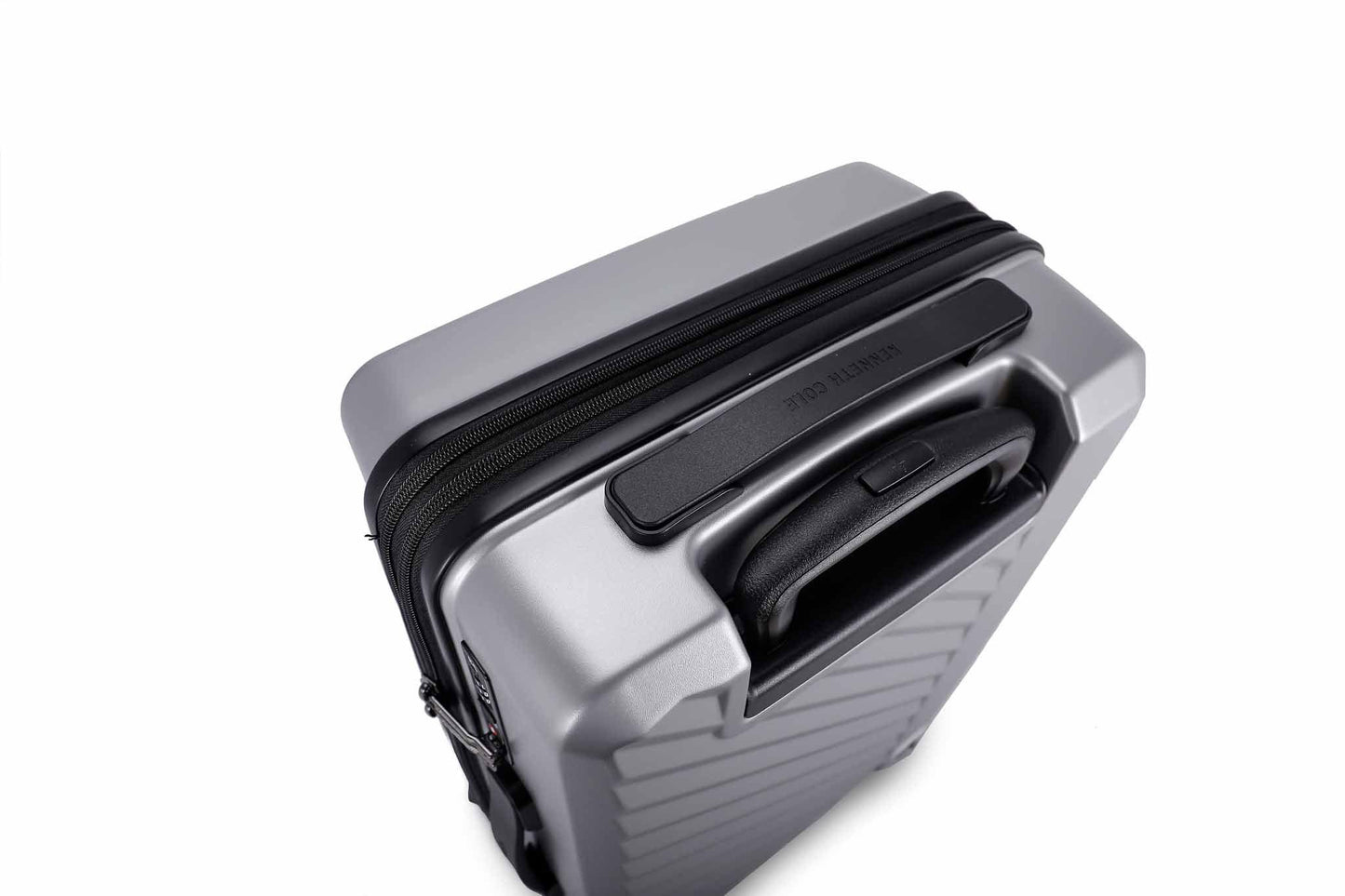 KENNETH COLE - מזוודה קשיחה בינונית 24" MANHATTAN בצבע כסף - MASHBIR//365