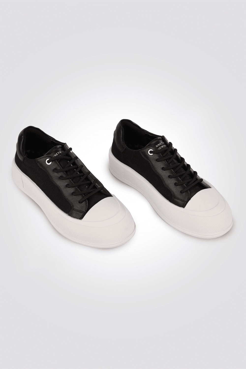 KENNETH COLE - סניקרס לנשים PLATEU LEATHER בצבע שחור - MASHBIR//365