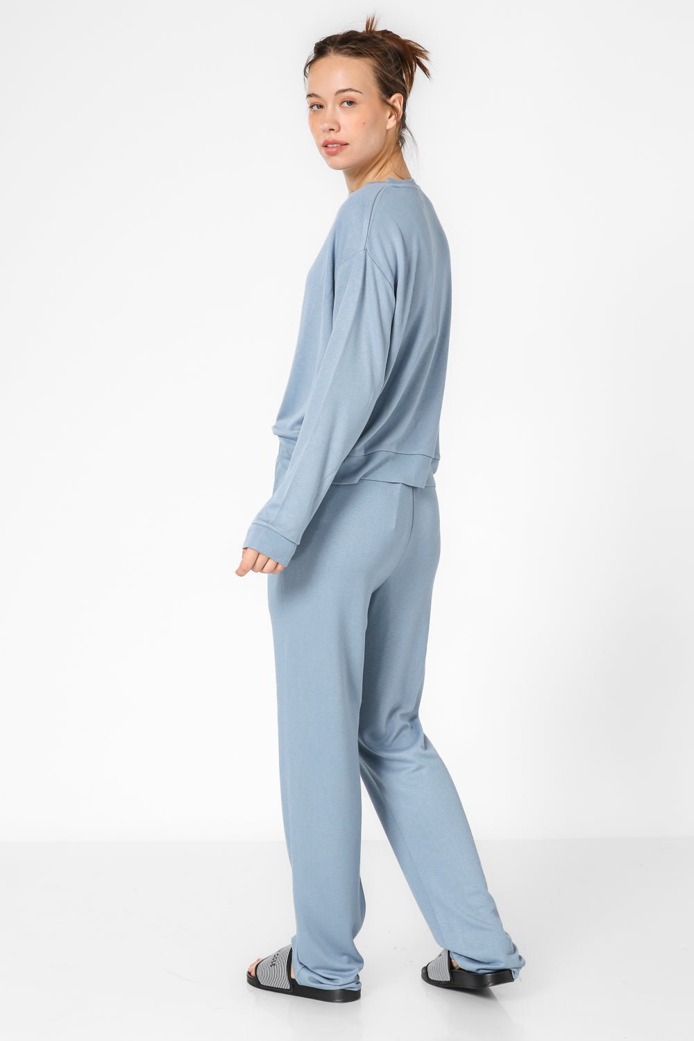 KENNETH COLE - סווטשירט לאונג' עם כיתוב לוגו בצבע כחול - MASHBIR//365