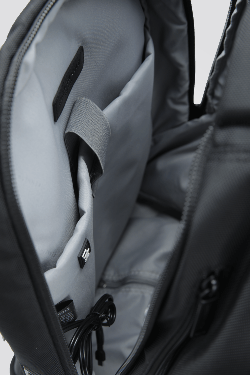 KENNETH COLE - תיק גב משולב טרולי בצבע שחור - MASHBIR//365