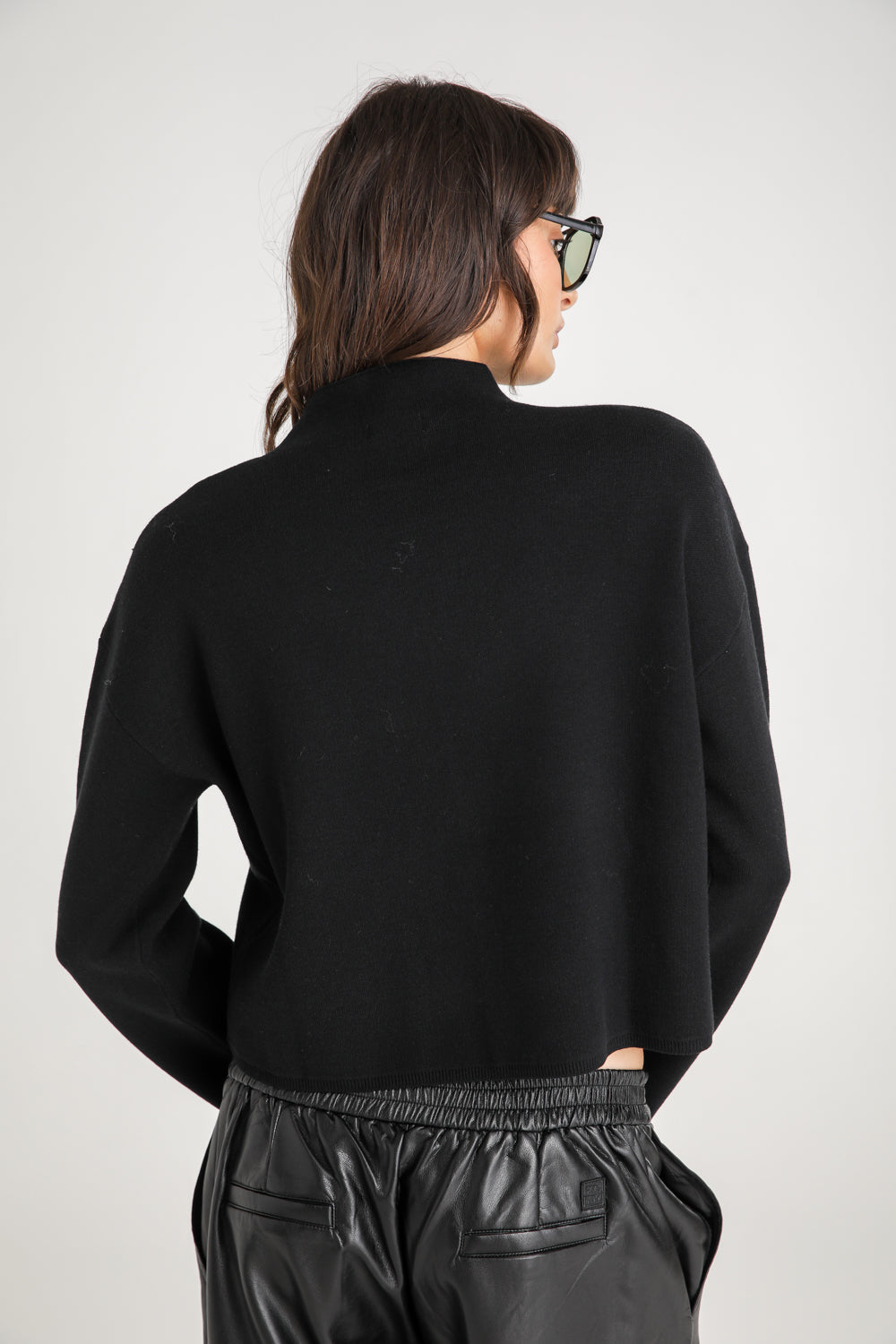 סריג שחור בגזרה מחמיאה לנשים | קנת קול