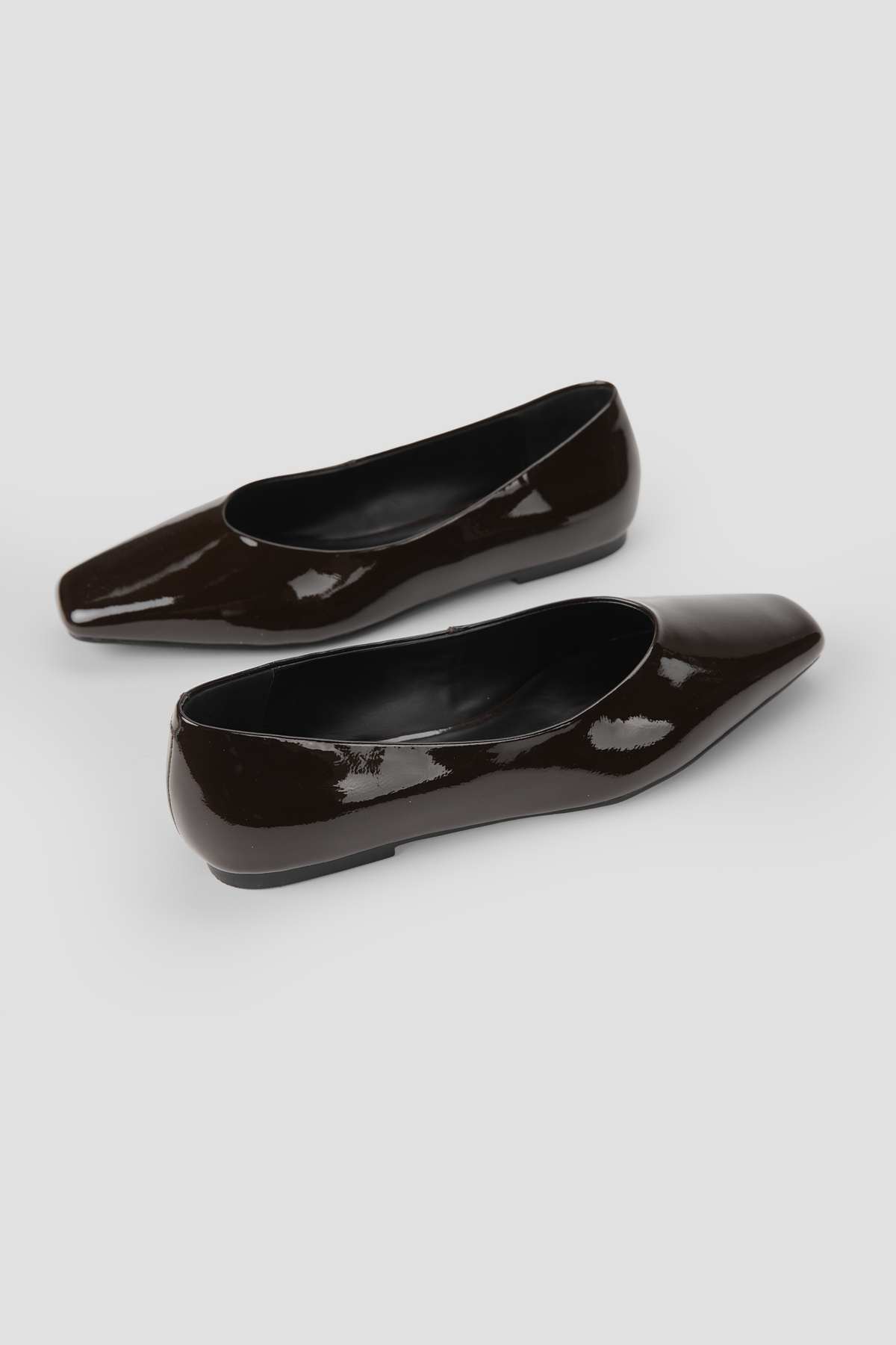 נעלי בובה מעור בגימור לכה לנשים | קנת קול