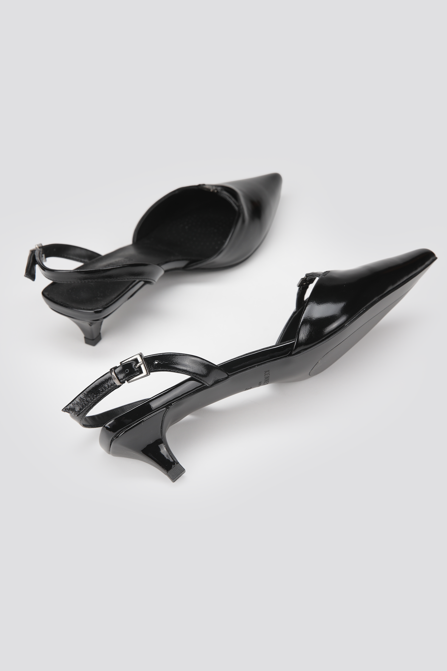 נעלי שפיץ עם עקב נמוך | קנת קול 