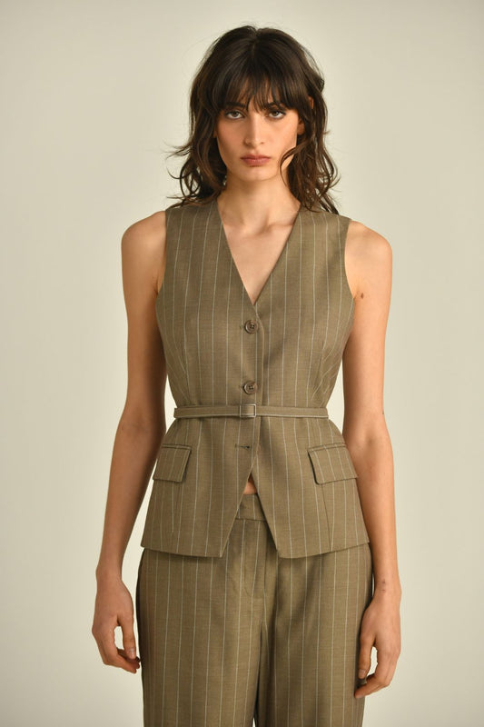 ווסט בגזרה מחויטת עם חגורה | קנת קול