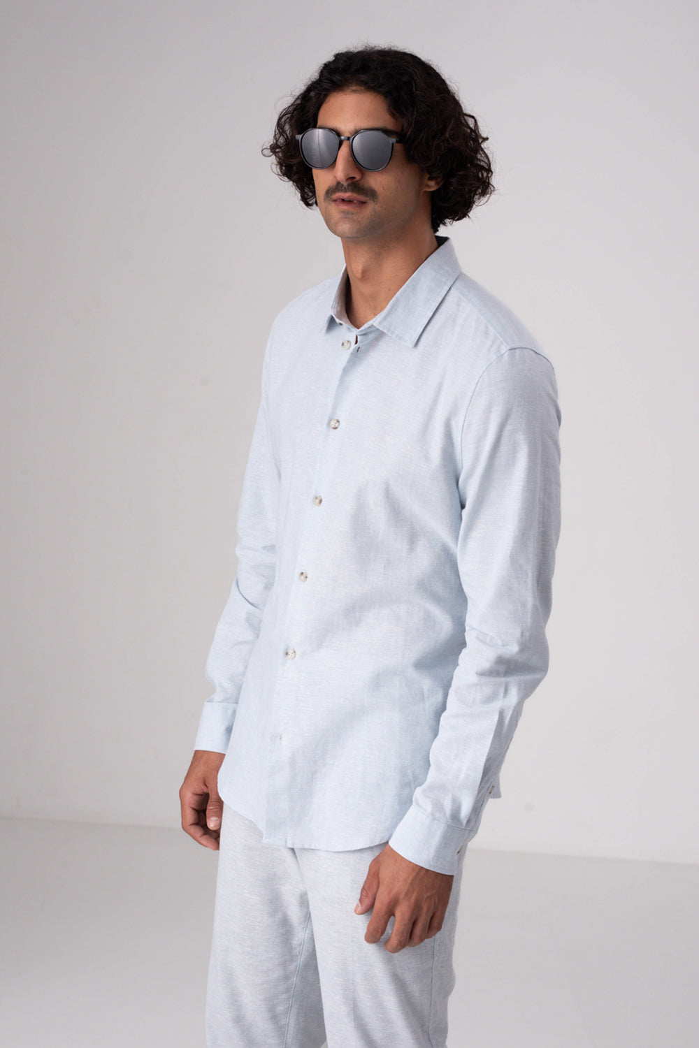 חולצה מכופתרת במראה פשתן