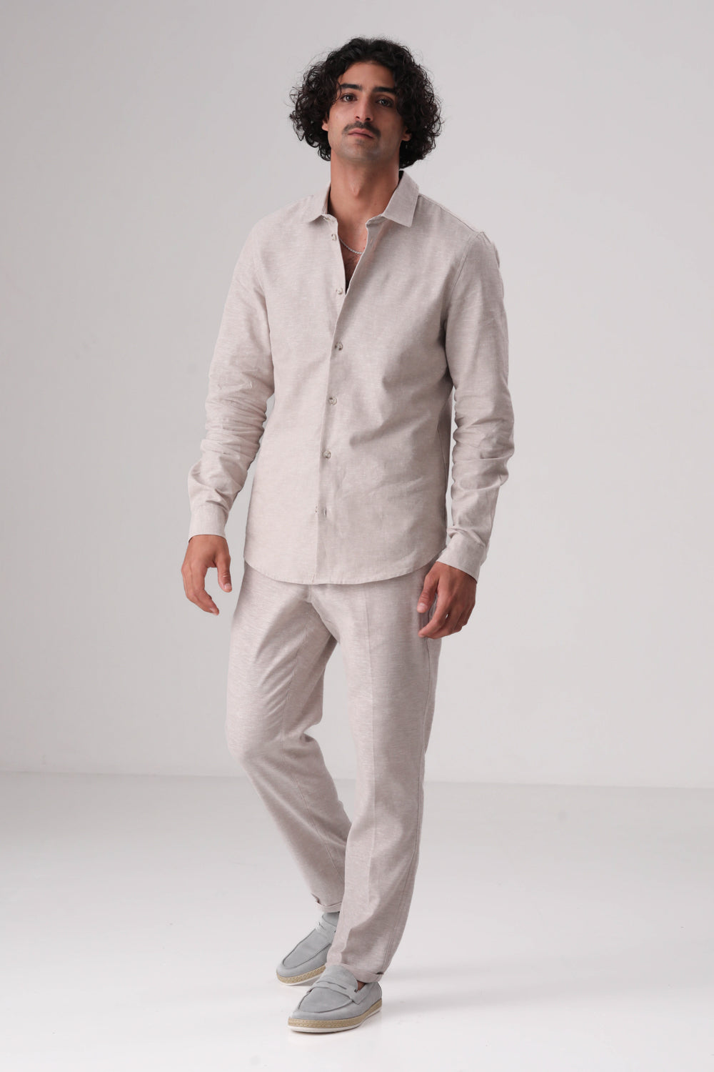 חולצה מכופתרת במראה פשתן