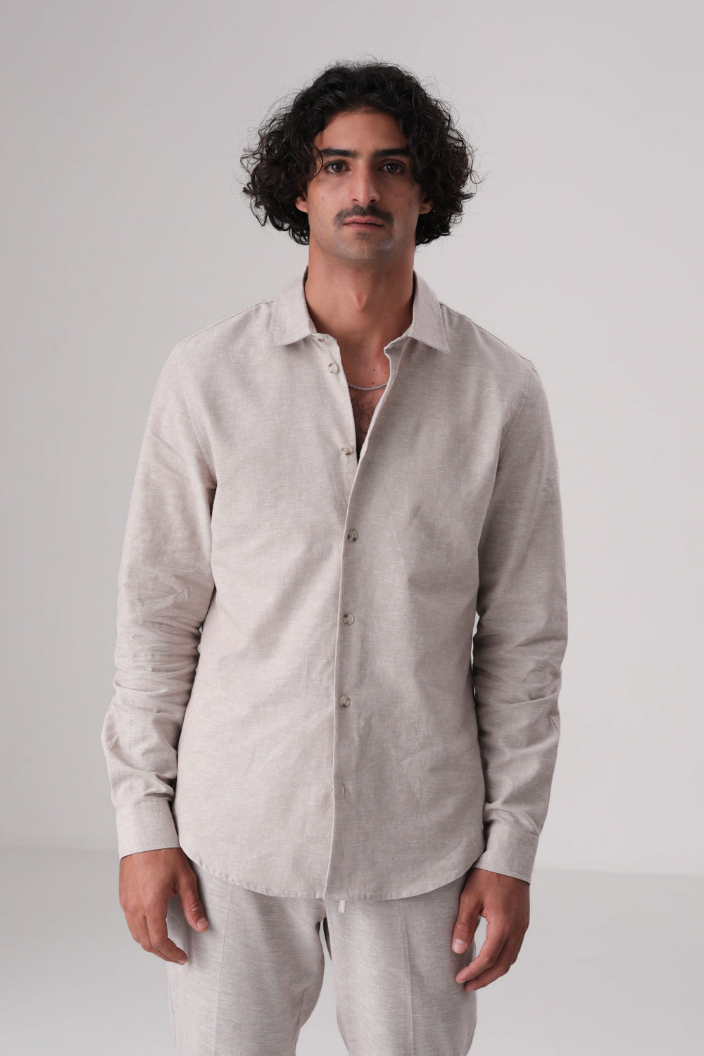 חולצה מכופתרת במראה פשתן