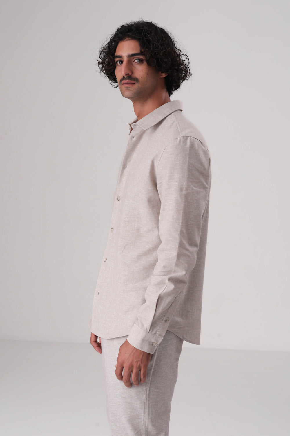 חולצה מכופתרת במראה פשתן