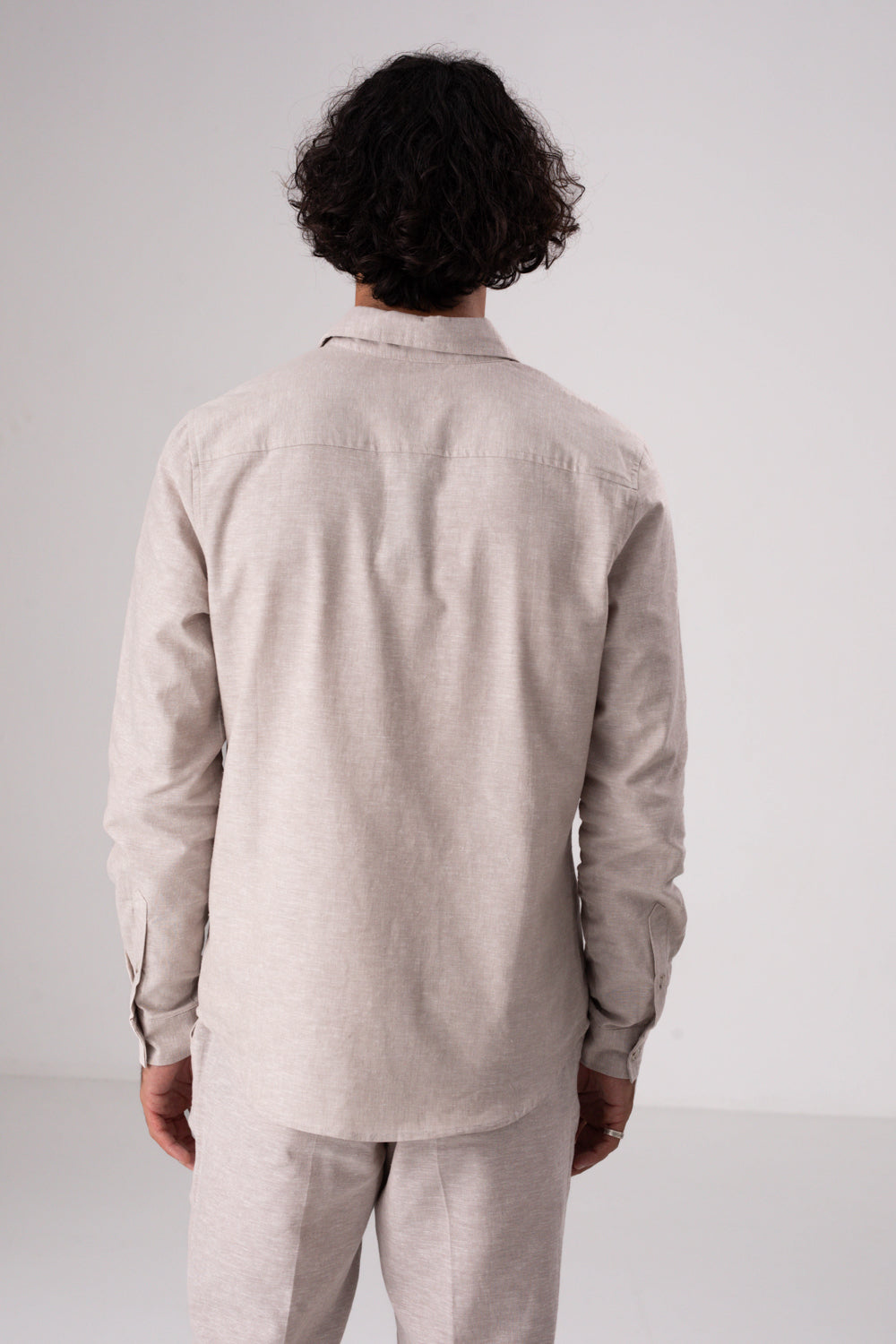 חולצה מכופתרת במראה פשתן