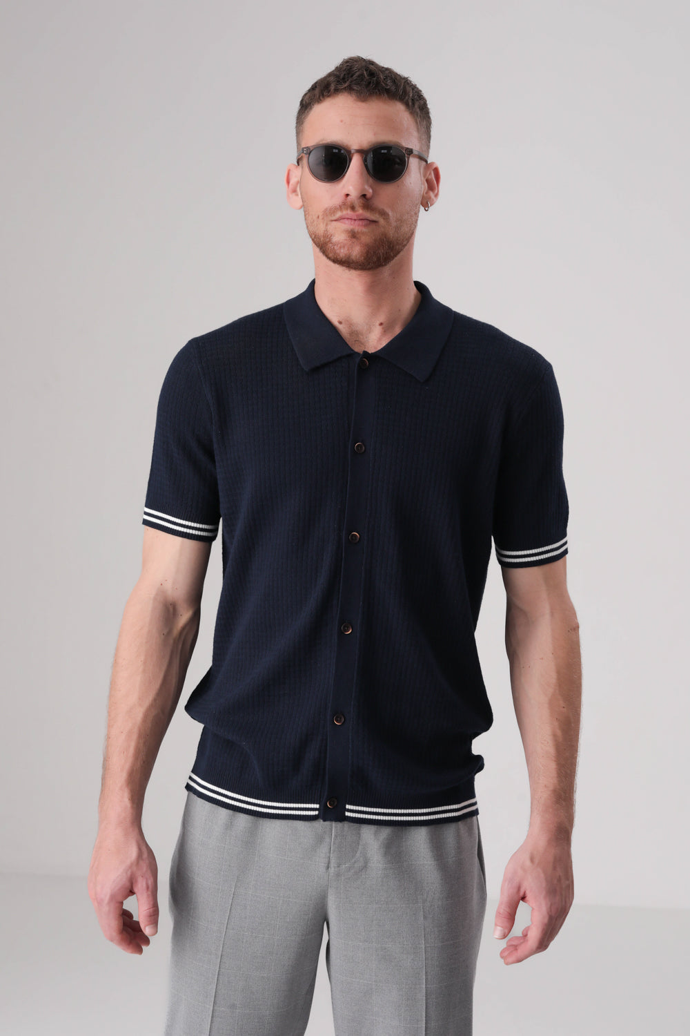 סריג פולו מכופתר דק עם סיומות קונטרסטיות