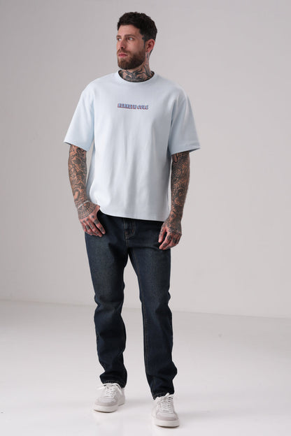 טישירט אוברסייז עם כיתוב גרפי