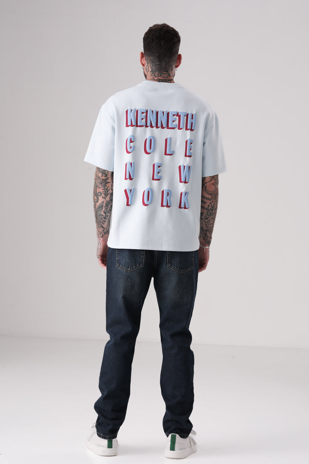 טישירט אוברסייז עם כיתוב גרפי