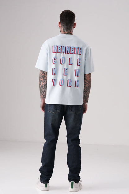 טישירט אוברסייז עם כיתוב גרפי