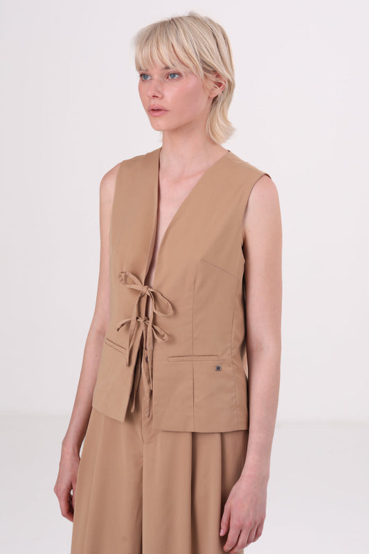 ווסט עם סגירת קשירה לנשים