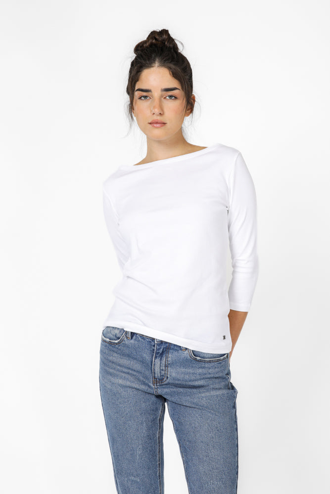 טישירט צווארון סירה