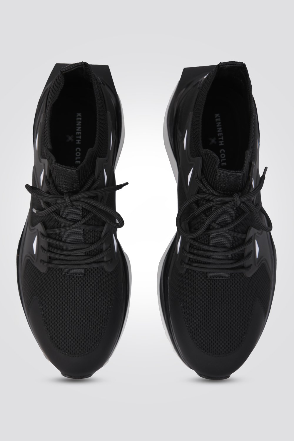 נעלי ספורט לגברים בצבע שחור ולבן