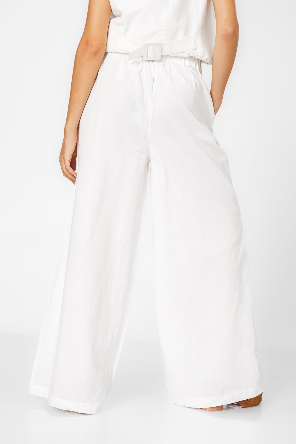 מכנסיים במראה פשתן