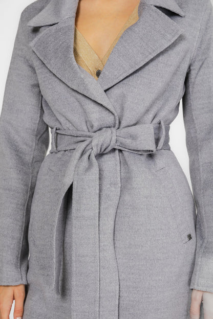 מעיל ארוך עם חגורת קשירה בצבע אפור