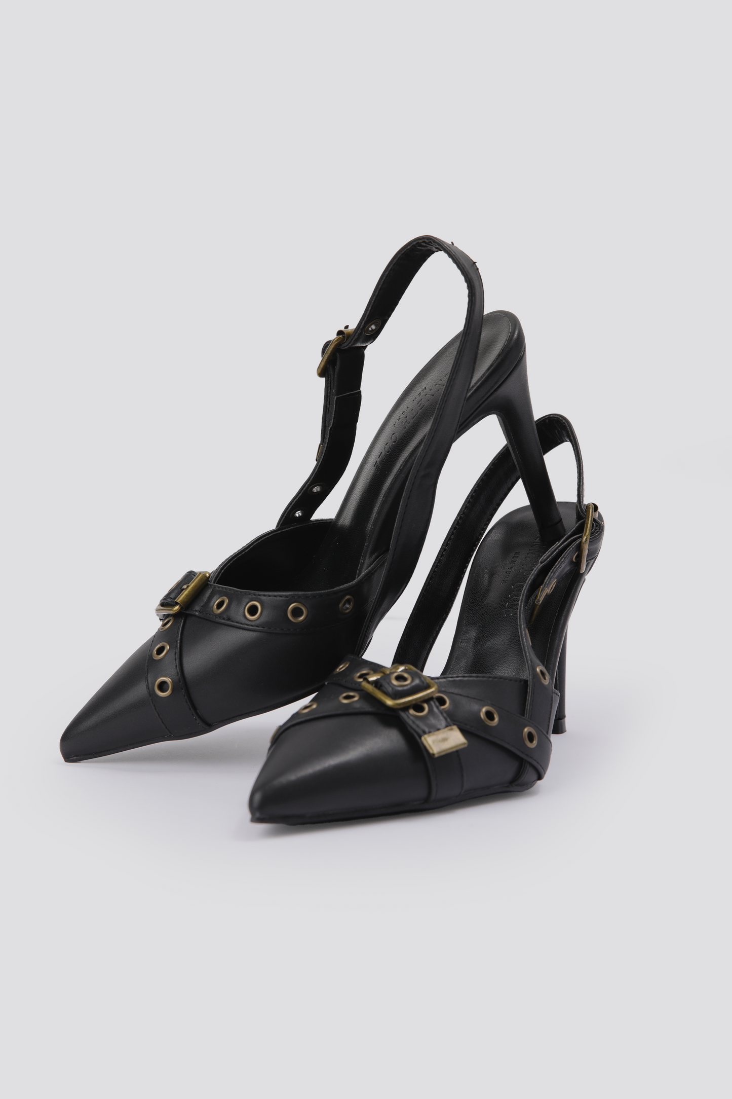 נעלי עקב עם אבזם בצבע שחור