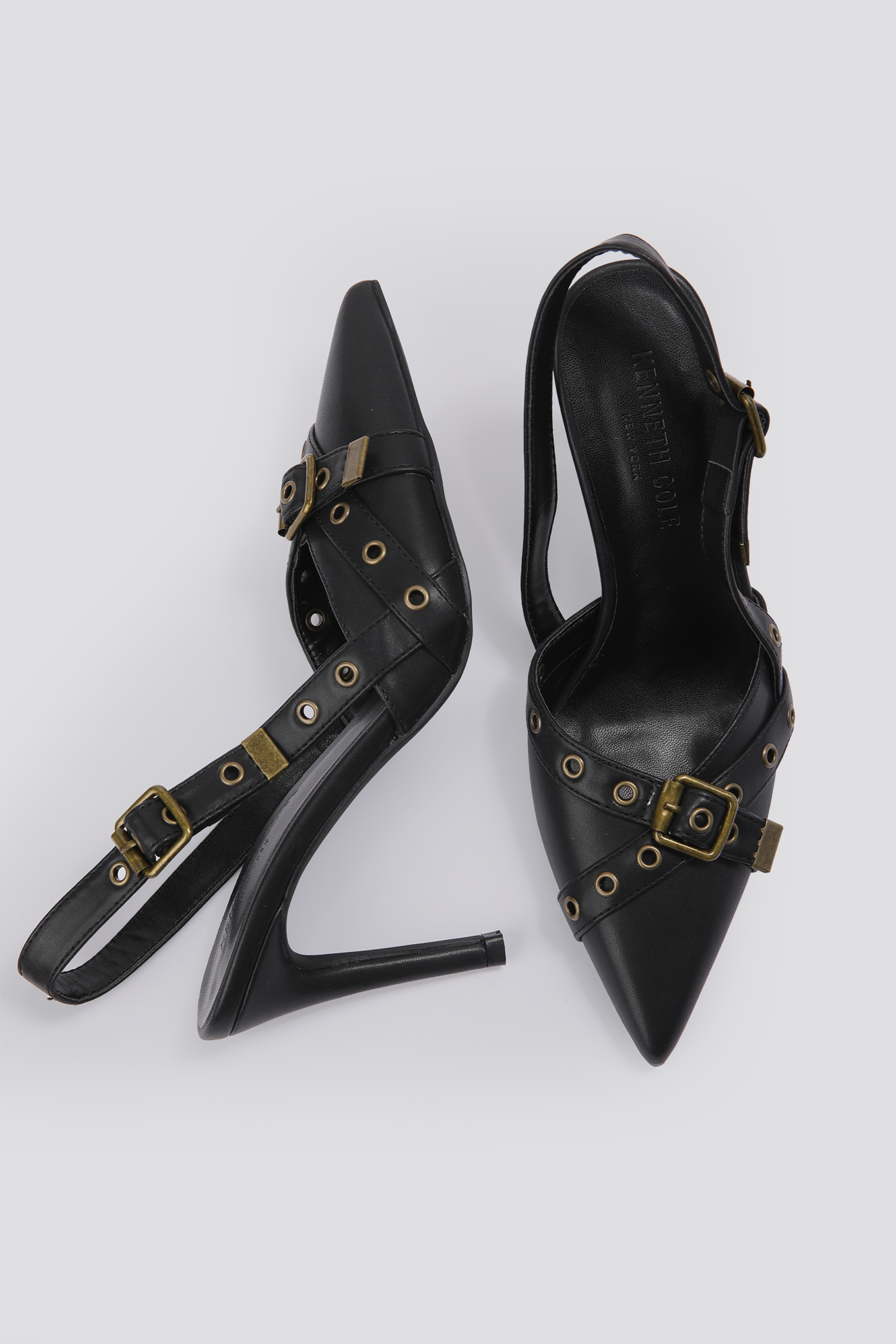 נעלי עקב עם אבזם בצבע שחור