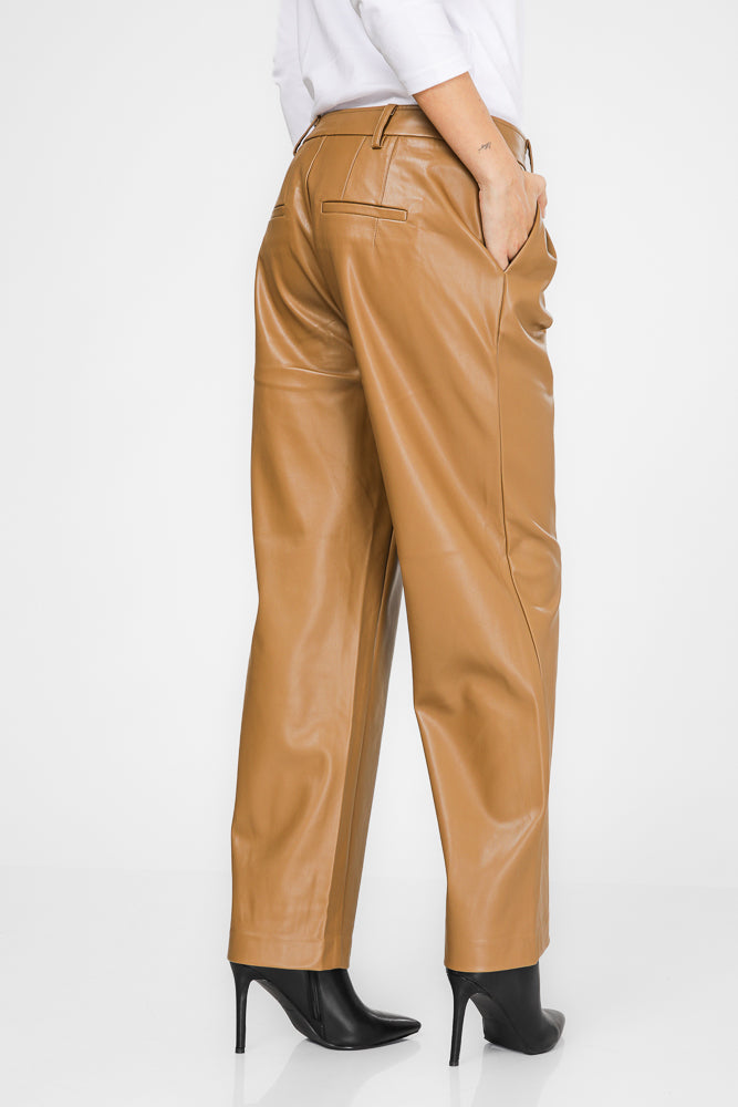 מכנס מתרחב דמוי עור בצבע כאמל