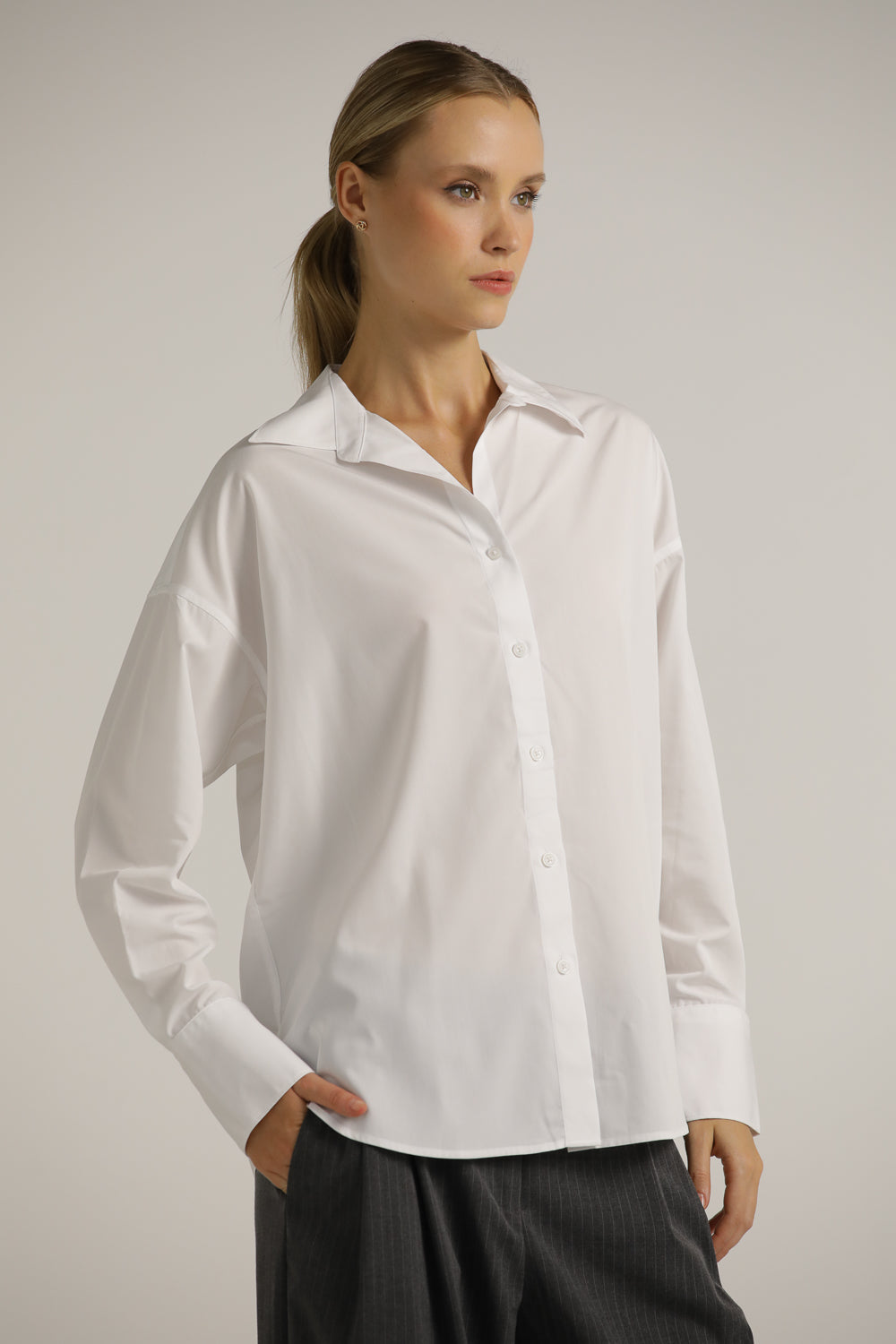 חולצה מכופתרת אוברסייז בצבע לבן | קנת קול