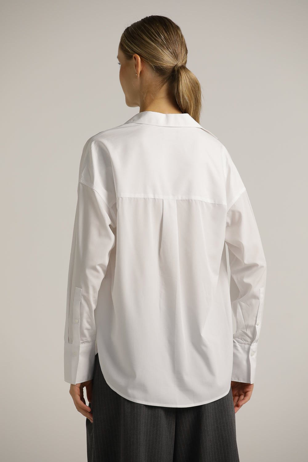 חולצה מכופתרת אוברסייז בצבע לבן | קנת קול