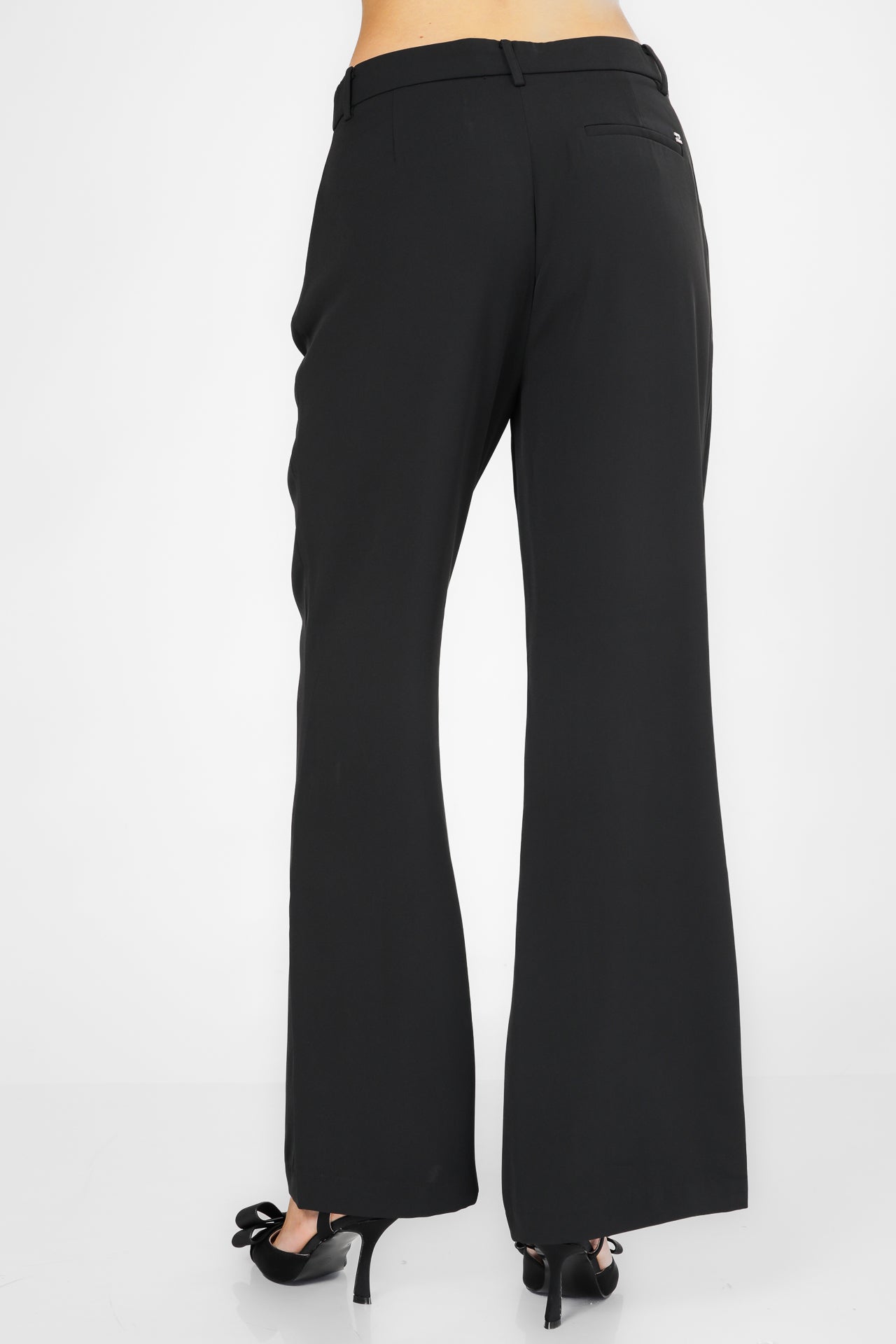 מכנסיים מחויטים מתרחבים