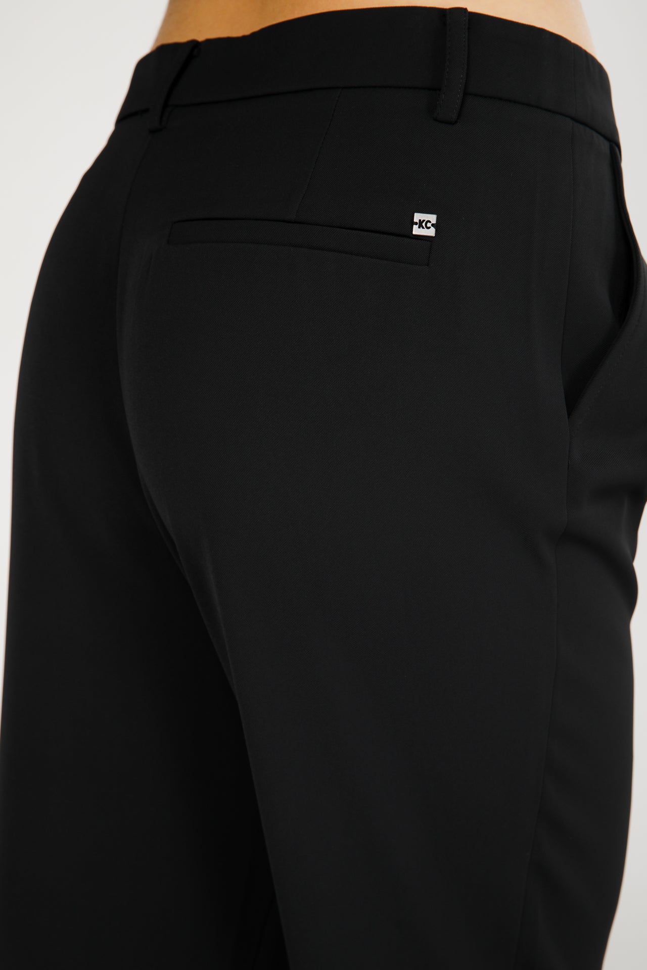 מכנסיים מחויטים מתרחבים