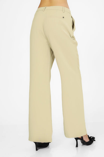 מכנסיים מחויטים מתרחבים