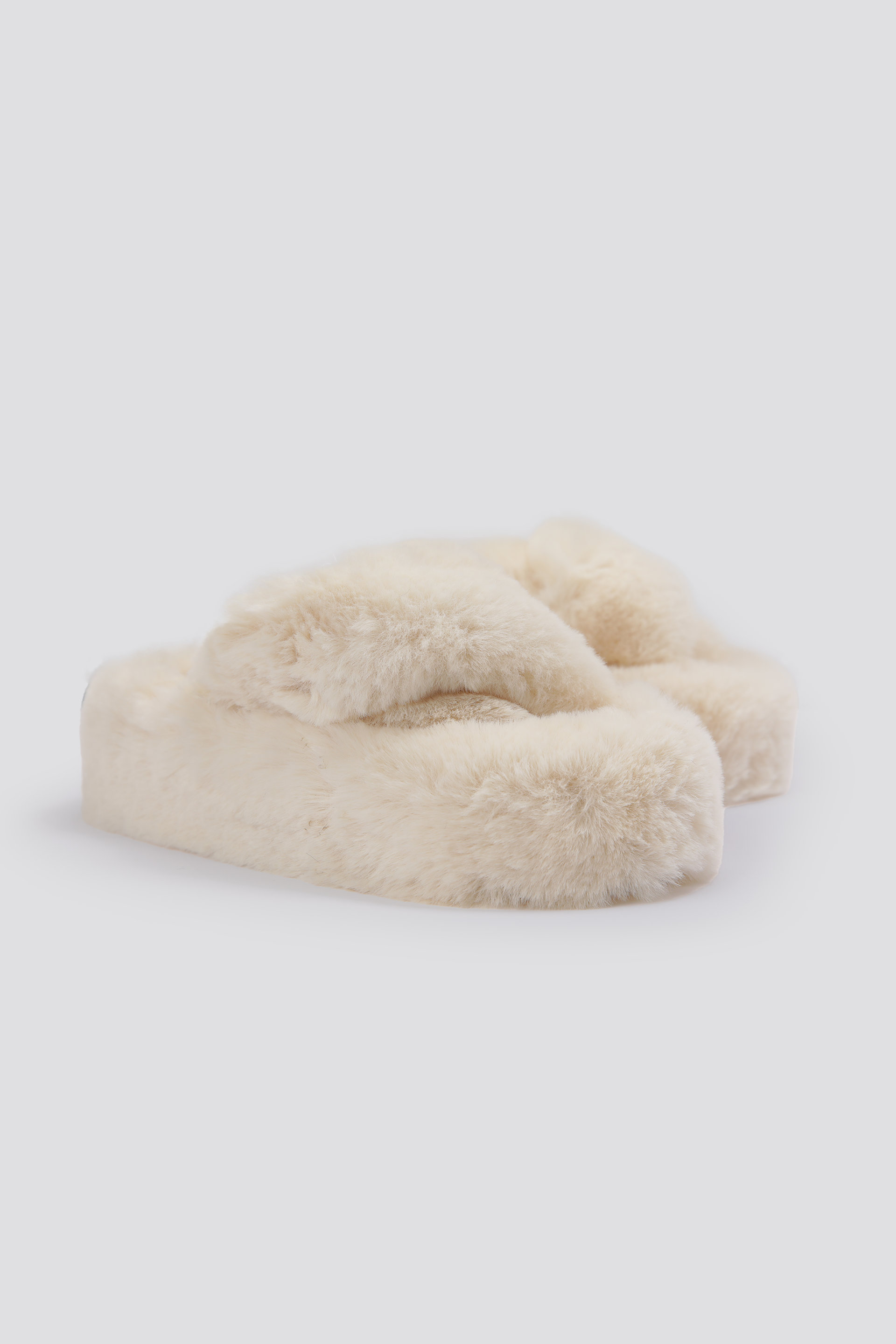 נעלי בית פרוותיות לנשים בצבע קרם