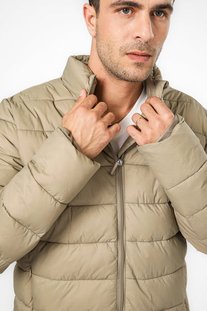 מעיל מרופד בצבע כאמל צווארון גבוה