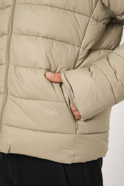 מעיל מרופד בצבע כאמל צווארון גבוה