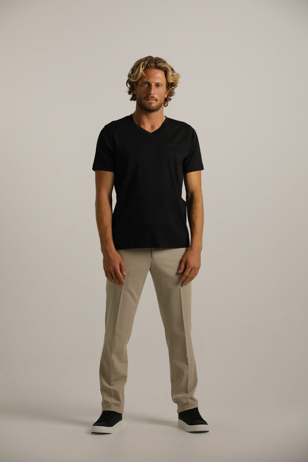 טישירט חלקה צווארון וי | קנת קול