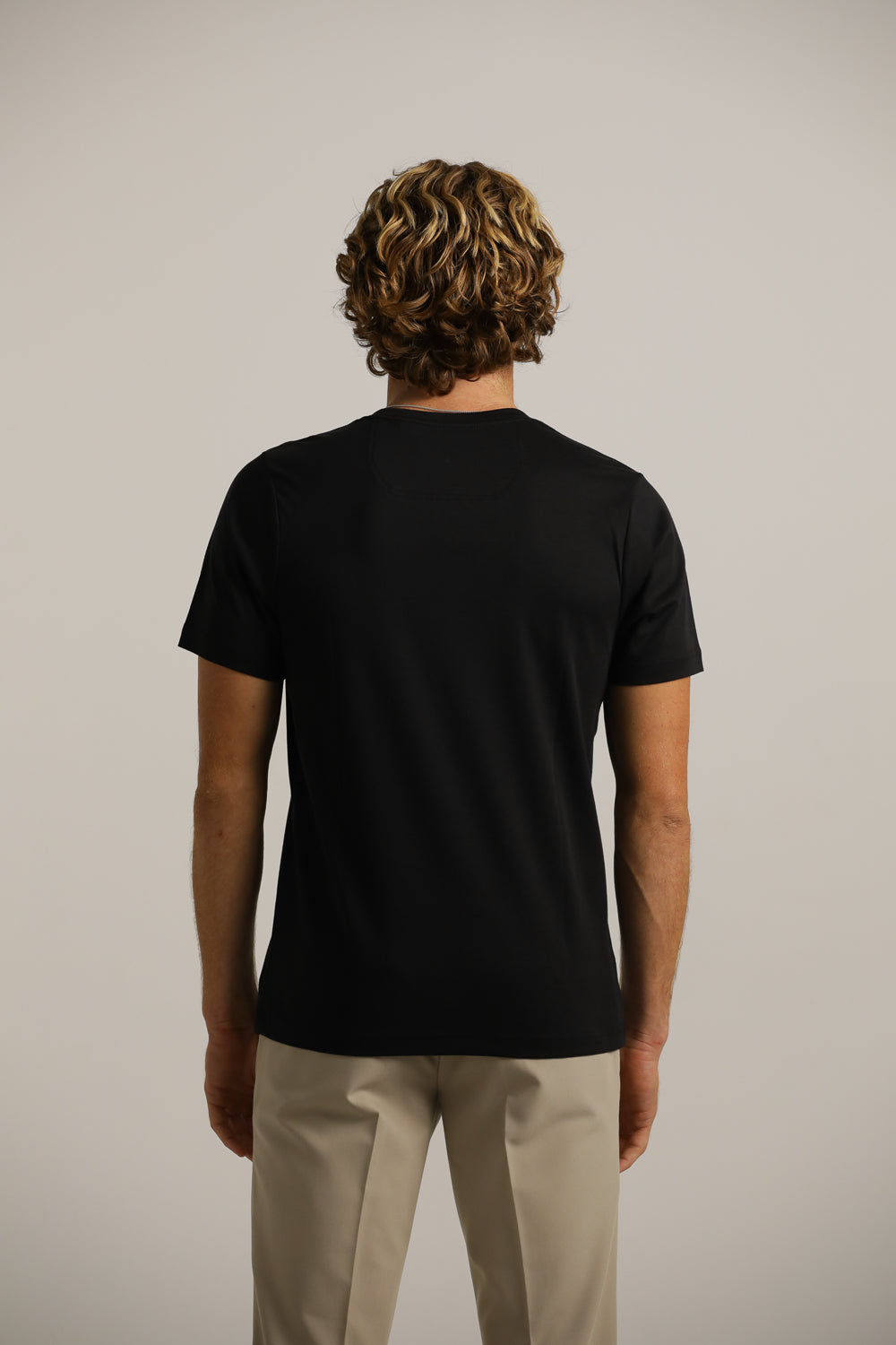 טישירט חלקה צווארון וי | קנת קול