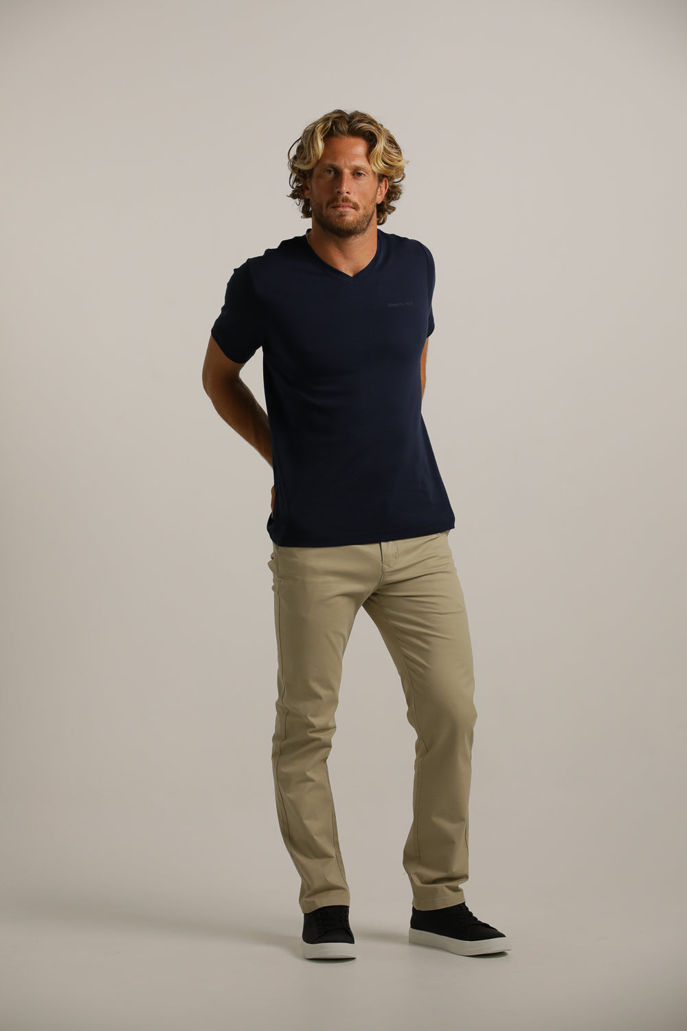 טישירט חלקה צווארון וי | קנת קול