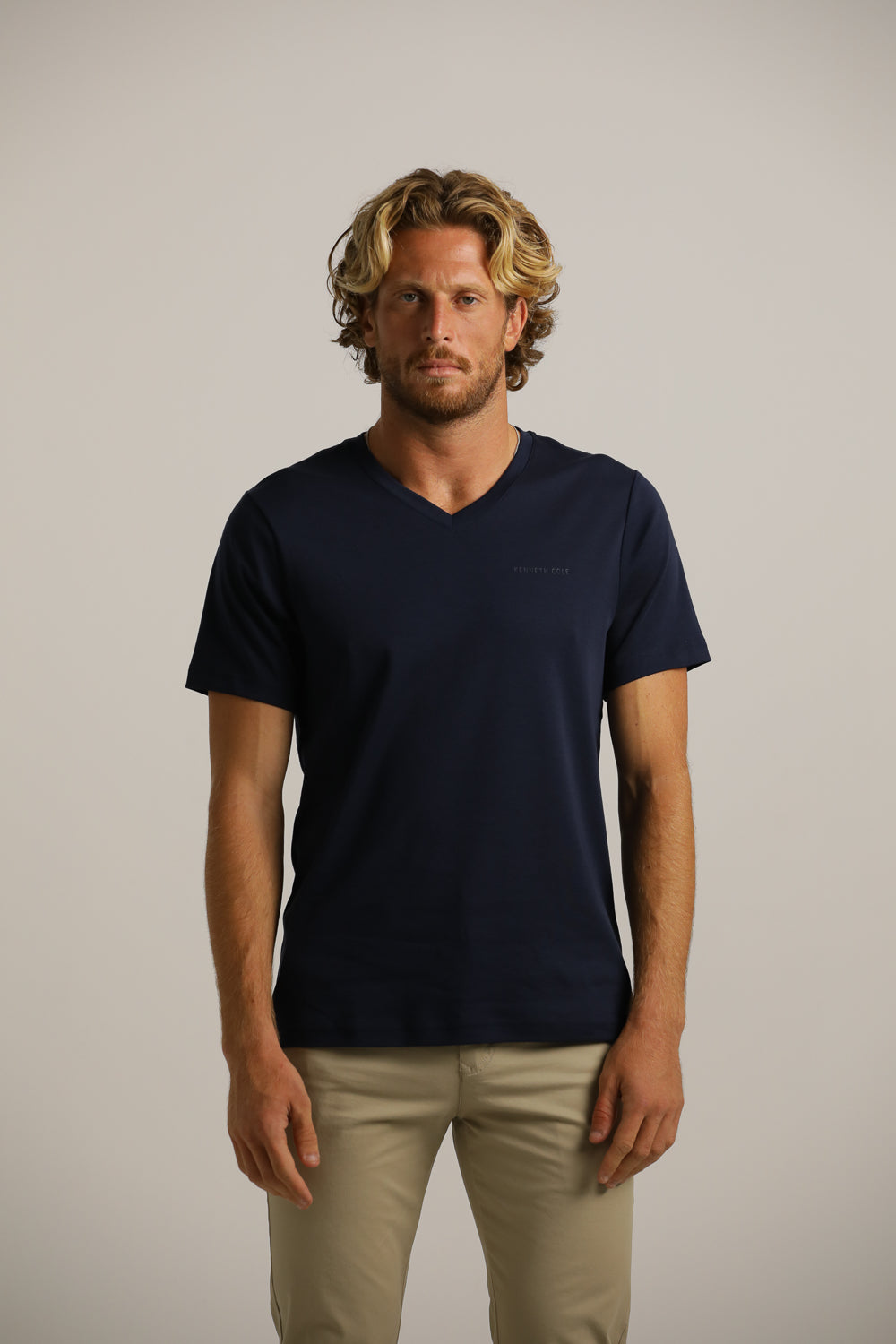 טישירט חלקה צווארון וי | קנת קול