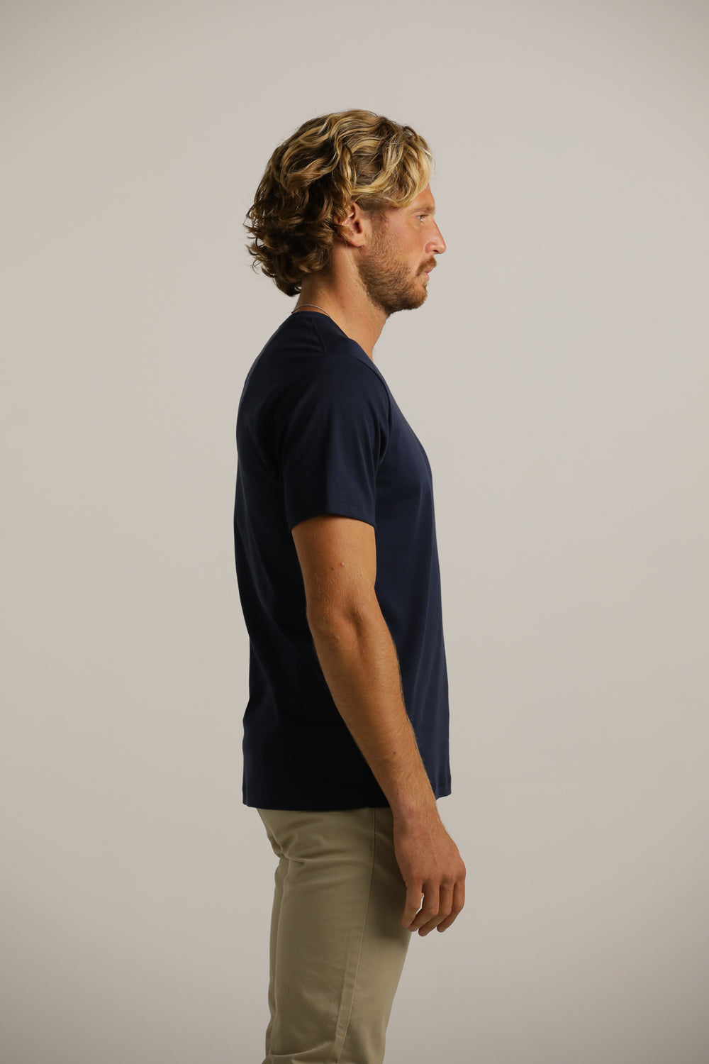 טישירט חלקה צווארון וי | קנת קול