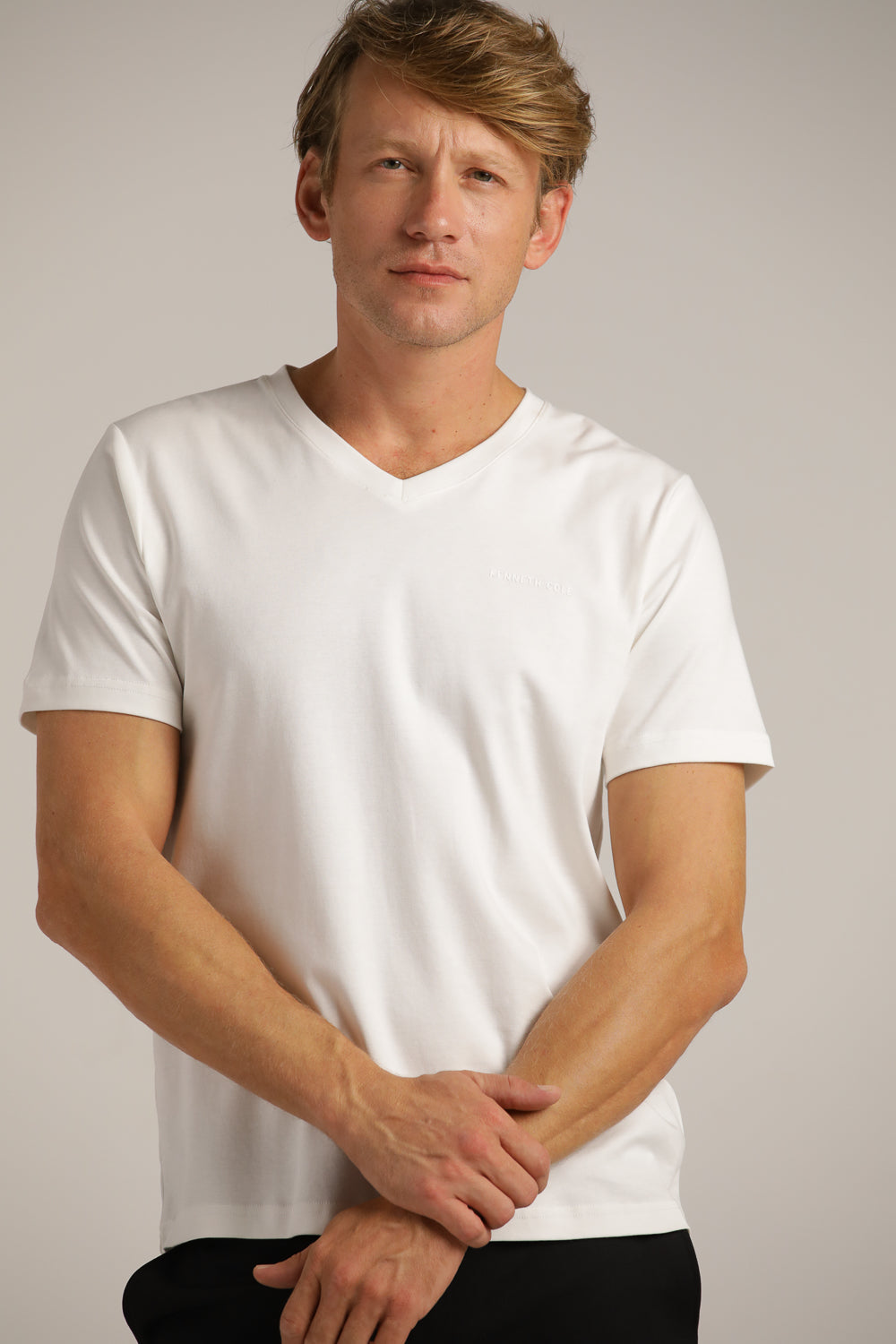 טישירט חלקה צווארון וי | קנת קול