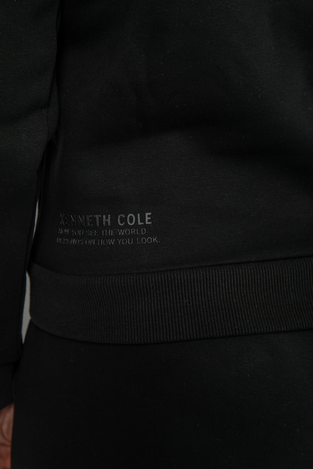 סווטשירט קפוצ'ון עם כיס קנגרו בצבע שחור