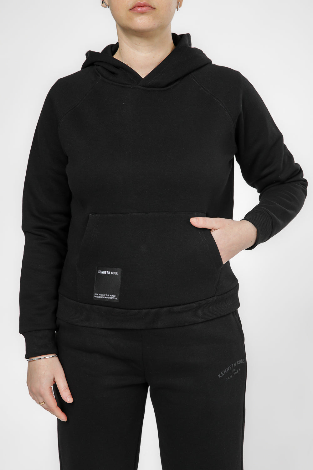 סווטשירט קפוצ'ון עם כיס קנגרו בצבע שחור