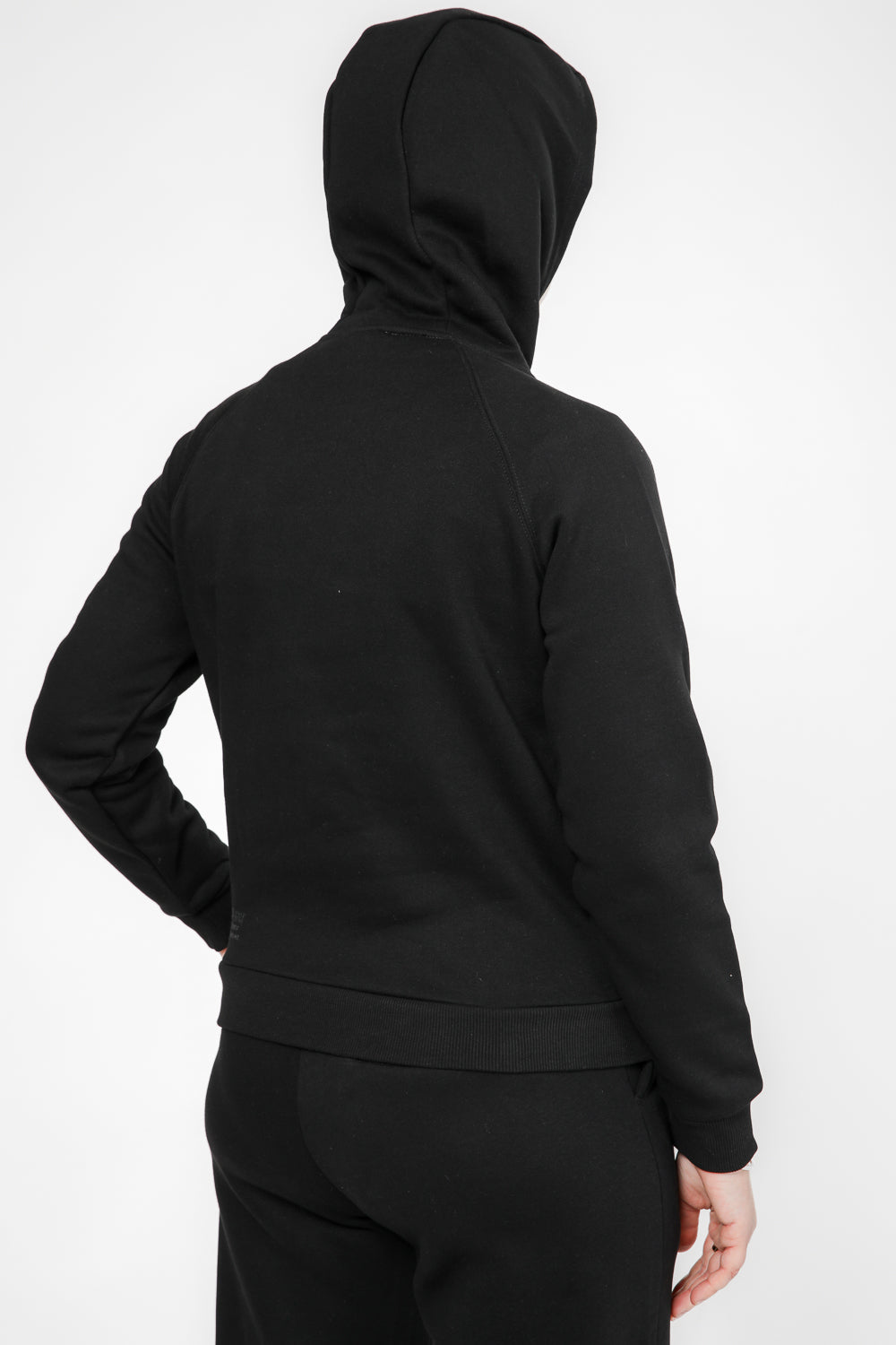 סווטשירט קפוצ'ון עם כיס קנגרו בצבע שחור