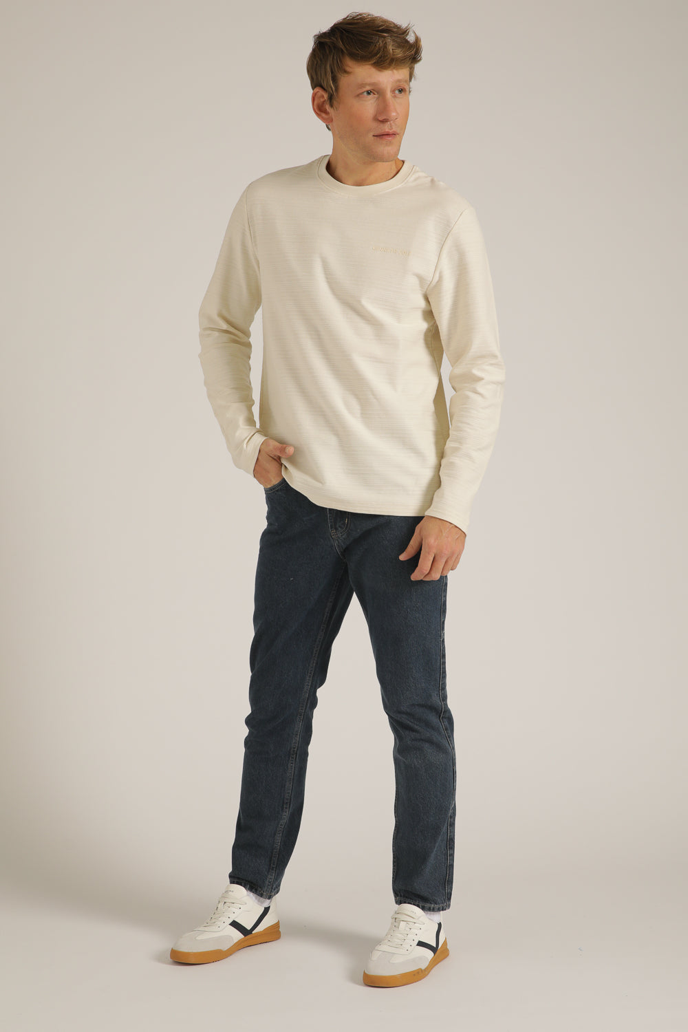 טישירט ארוכה עם טקסטורה עדינה | קנת קול