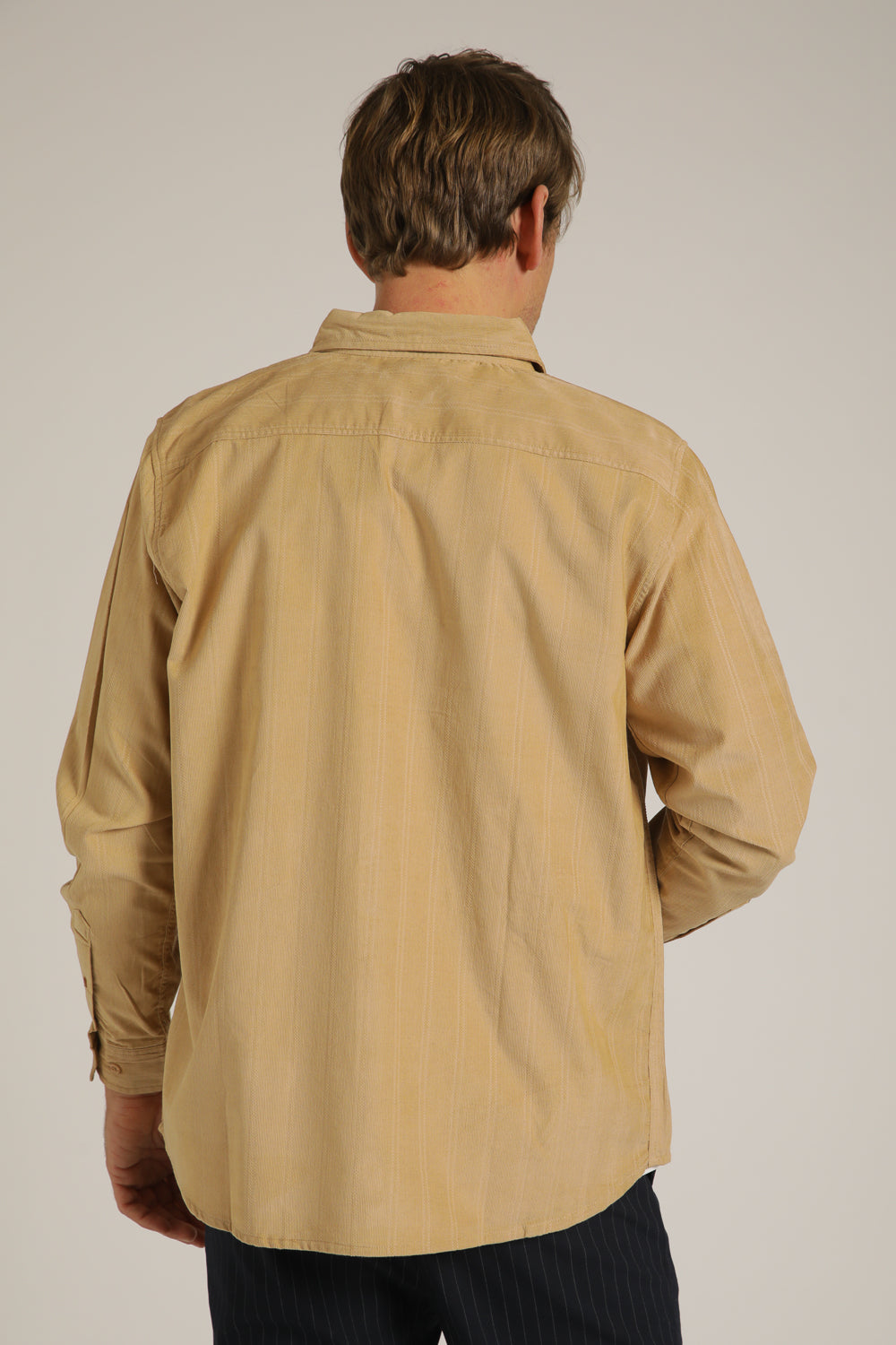 חולצה מכופתרת בעיצוב פסים עדינים | קנת קול