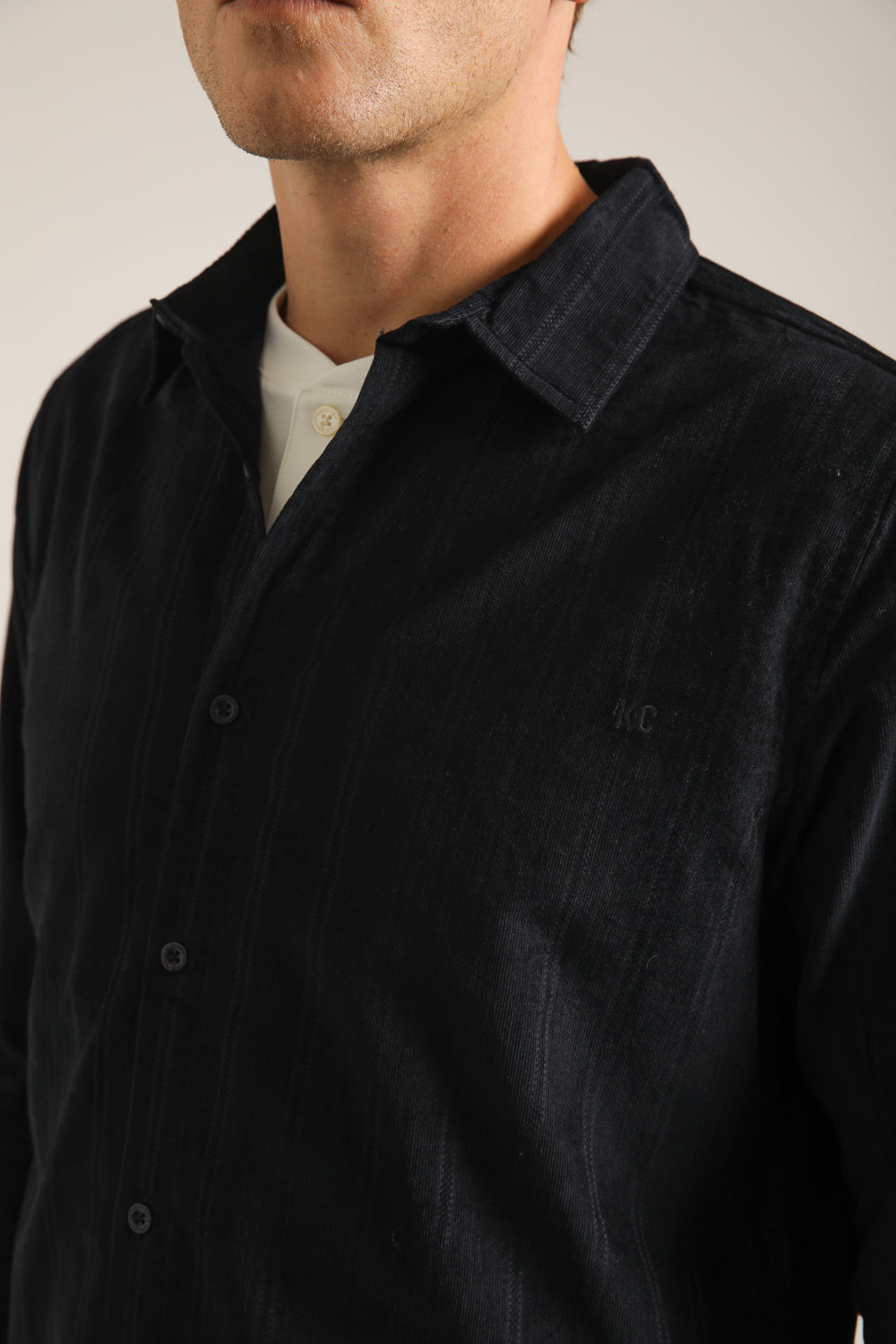 חולצה מכופתרת בעיצוב פסים עדינים | קנת קול