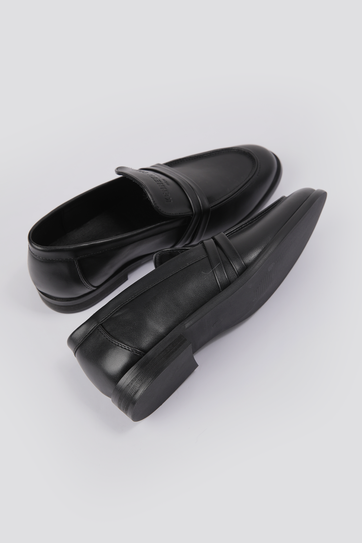 נעלי מוקסין לנשים בצבע שחור