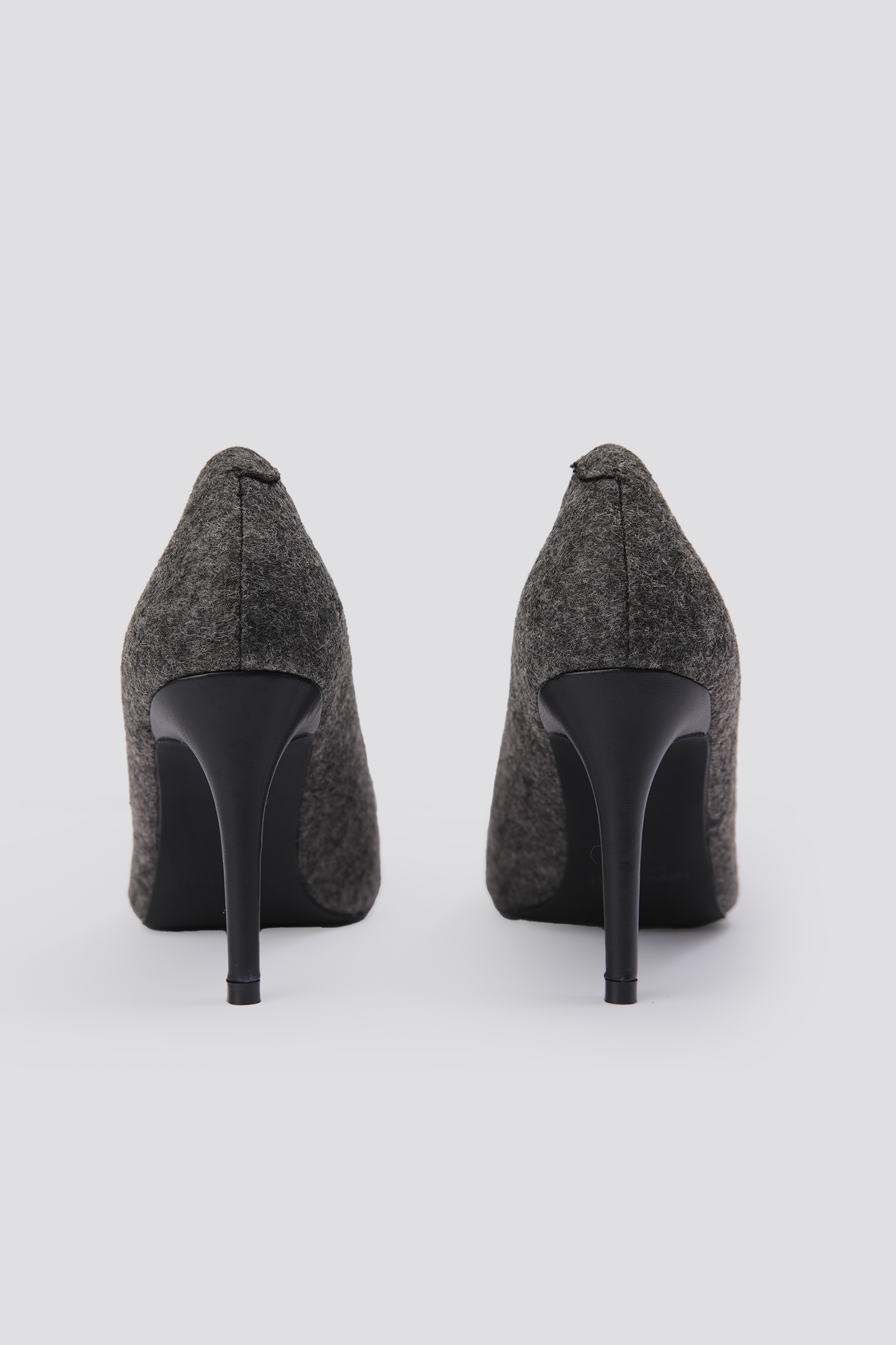 נעלי עקב סטילטו בצבע אפור כהה